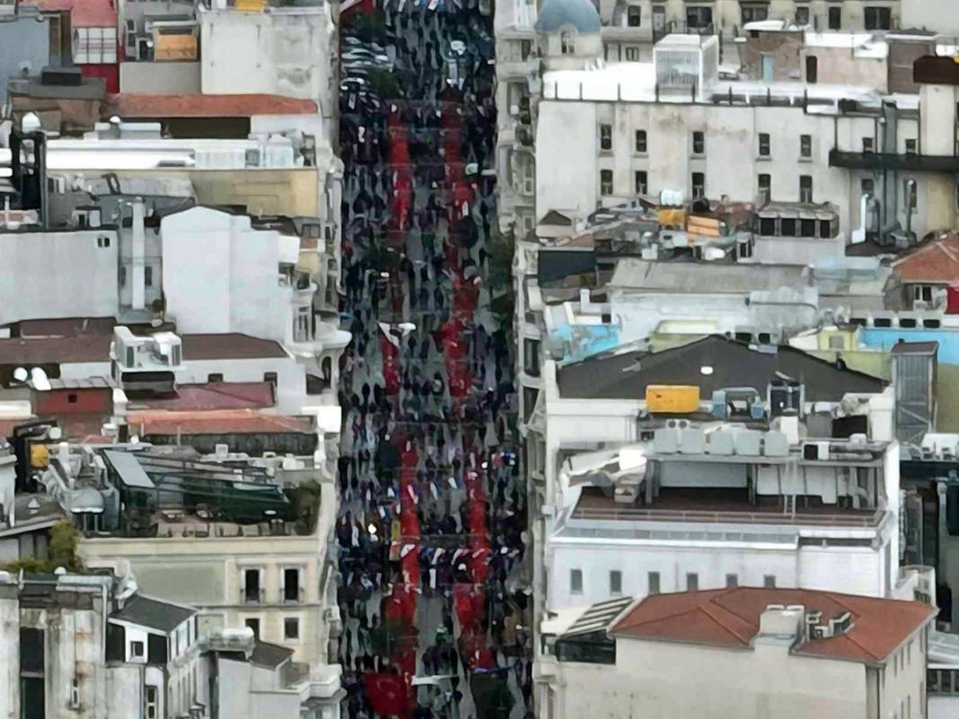 İstiklal Caddesi, Türk bayraklarıyla donatıldı 17